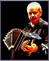 Influencé par le jazz et la musique classique, ce compositeur et bandonéoniste formé chez Nadia Boulanger a donné au tango un nouveau profil tout aussi polémique que rénové, c'est...