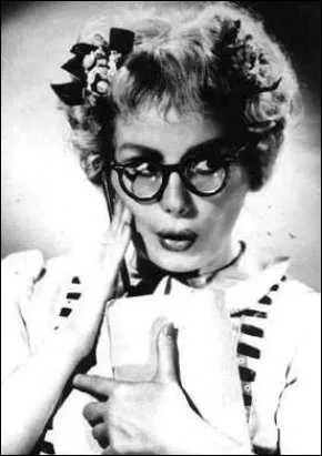 Populairement surnommée "la Chaplin con faldas" (Chaplin en jupe), elle fait toujours rire les Argentins avec ses personnages créés à partir de l'observation des "personnages" de la vie réelle.