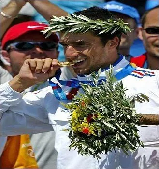 Choisissez 5 consonnes parmi celles-ci : STGNTRBDV, et vous obtiendrez avec les voyelles proposes dans les listes, le nom d'un sportif qui a ram pour un tripl en or, aux J. O de 2012.