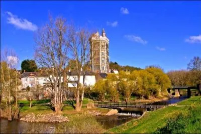 Quelle est cette commune du dpartement de Loire-Atlantique situe  10 km d'Ancenis et 30 de Nantes ?