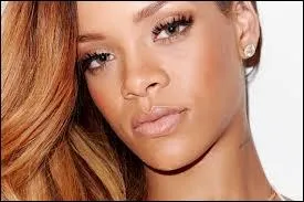 Continuons sur notre lance avec Rihanna : All alone it was a fever. A cold sweat hot-headed believer. I threw my hands in the air, i said show me something, he said if you dare come a little closer. . 