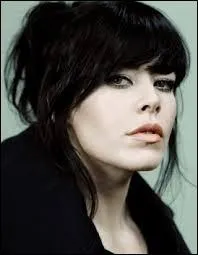 En 2013, Alex Hepburn chante : Don't bury me, don't let me down, don't say it's over, cause that would... 