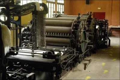 Nous visiterons, en Prigord noir, une filature qui nous plonge dans l'observation d'un savoir-faire magique. L'association  Au fil du temps  propose de carder la laine. Que s'agit-il de faire ?