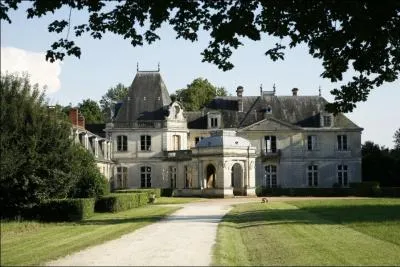 Nos sens sont en veil. Allons non loin de Bergerac, sur un domaine familial du XVIIe sicle dont le vignoble s'tend sur les coteaux de... La visite est termine, n'oubliez pas le guide !