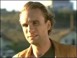 Comment s'appelle l'homme devant leur donner de l'argent ?