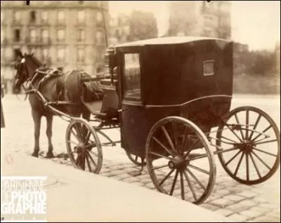 Yvette Guilbert chantait :  Un fiacre allait trottinant, ... .