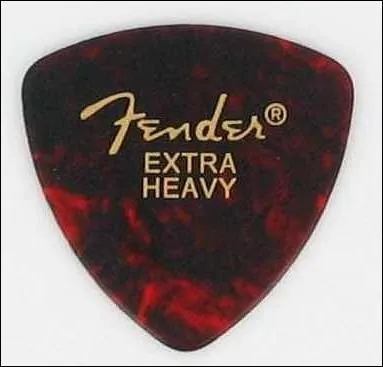 Certains guitaristes l'utilisent, il est en plastique, plus ou moins rigide, de forme triangulaire, il s'agit du :
