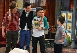 Qui embrasse-t-elle dans la saison 2 de cette srie ?