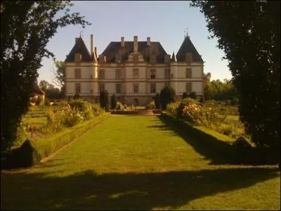 Quel est ce chteau de Sane-et-Loire qui fut le tmoin des amours de Lamartine et Nina de Pierreclos et o des ftes furent organises pour Ccile Sorel et Saint-Sans ?