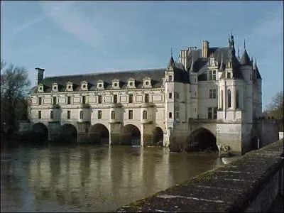 Trs fminin, l'admirable chteau de Chenonceau enjambe le cher, combien de femmes y ont laiss leur empreinte ?