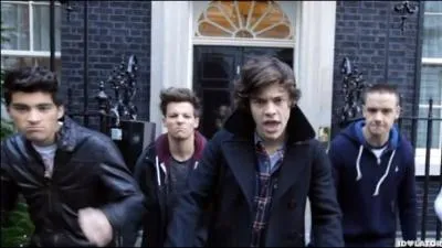 Qu'est-il crit  la fin du clip ?