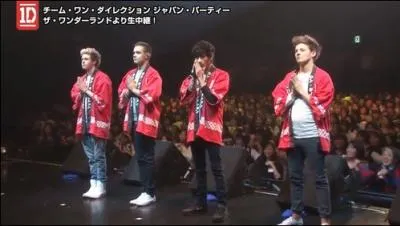 Qui chante au moment o ils sont au Japon ?
