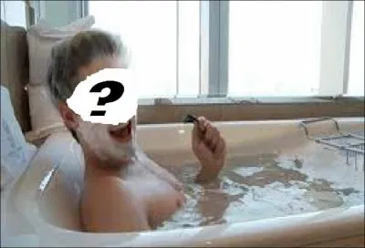Qui est film dans son bain avec un rasoir  la main ?