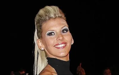 Qui est cette blonde ?