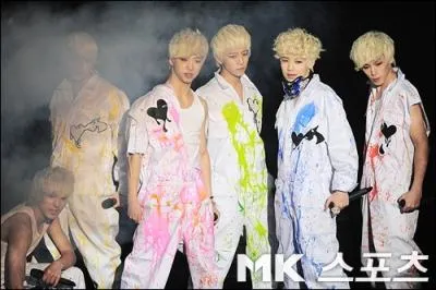 Lors du fanmeeting de Singapour, qui les fans traitaient-ils d'idiot ?