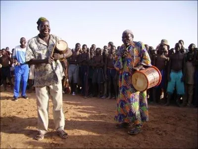 En Afrique noire, quel est ce nom donn au personnage qui a pour fonction de raconter des mythes, des histoires du pass ? C'est un historien, un conteur, un chroniqueur, c'est ...