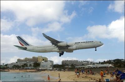 l'aroport Princess Juliana  Saint-Martin,  quelle hauteur au-dessus de la plage les avions sont-ils quand ils atterrissent ?