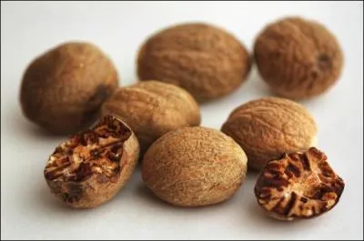 Quelle pice est souvent utilise pour parfumer un gratin dauphinois ou une quiche lorraine ?