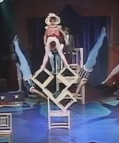 Comment s'appellent les personnes qui ralisent de grandes pyramides ?