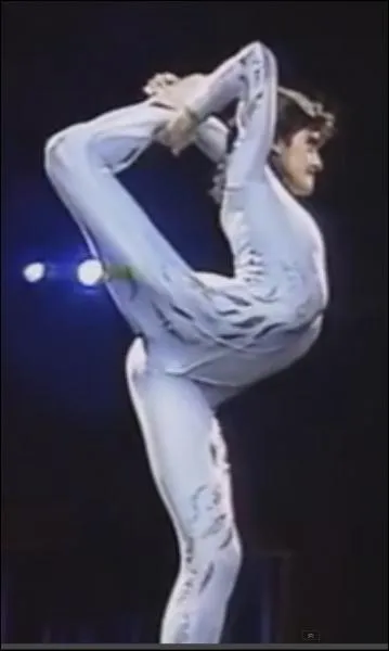 Comment s'appelle la dame qui fait plein de choses avec son corps ?