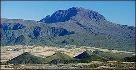 A l'le de la Runion, c'est galement un volcan qui est le point culminant avec 3070m. Il est teint depuis plus de 12 000 ans et s'appelle :