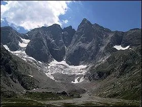 La Pique Longue est le plus haut sommet des Pyrnes franaises avec 3298m. Sous quel nom ce sommet est-il plus connu ?