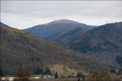 Dans le massif des Vosges et avec 1424m, c'est le Grand ballon qui est le plus haut sommet. Il se trouve dans quel dpartement ?