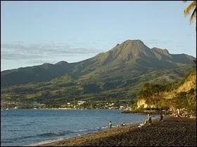 Avec 1397m la montagne Pele est le point culminant d'un dpartement d'outre-mer. Lors de son ruption en 1902, ce volcan dtruisit compltement la ville de Saint-Pierre. Il se trouve en :