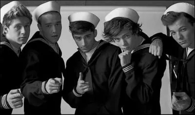 Dans le clip  Kiss You , qui conduit la moto ?