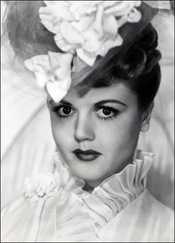 Quelle jeune actrice, surtout connue en France pour son rle dans la srie  Arabesque , incarne l'un des rles principaux du film  The Private Affairs of Bel Ami , une adaptation de Maupassant ?