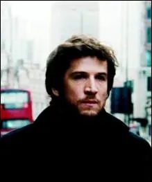 Quel est le mtier de Guillaume Canet au dbut du film  Espion(s)  ?