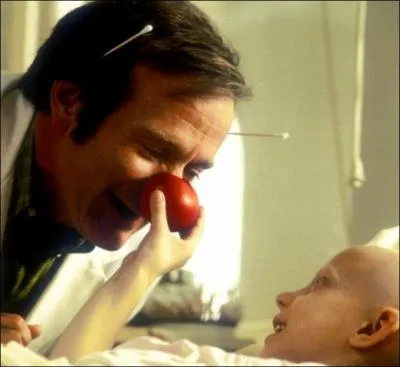 Quel est le nom de Robin Williams dans ce film, o il incarne un mdecin aux mthodes peu conventionnelles bases sur le rire ?