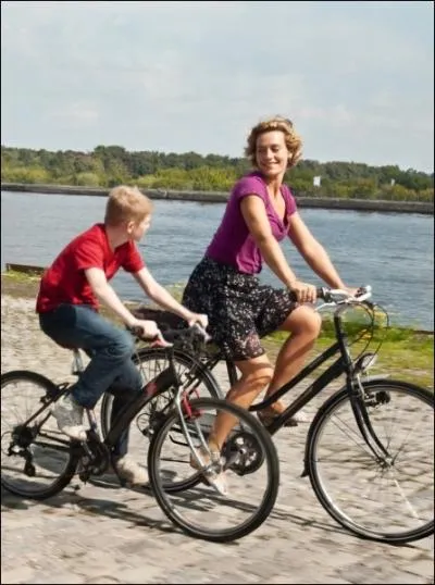 Quels ralisateurs belges, ayant mis en scne  Rosetta  et  Le Fils , sont les auteurs du film  Le Gamin au vlo  avec Ccile de France ?