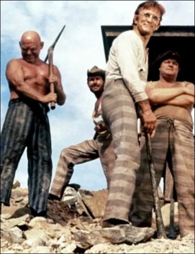 Dans quel film Kirk Douglas est-il un bagnard qui cherche  s'vader pour rcuprer un magot enfoui dans un nid de serpents connu de lui seul ?
