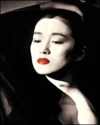 Quelle actrice chinoise tient le premier rle du film  pouses et concubines  de Zhang Yimou ?