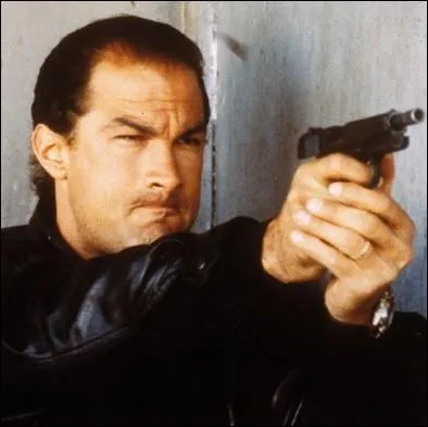 Quelle blonde sulfureuse accompagnait  Nico , alias Steven Seagal, dans un de ses premiers films ?