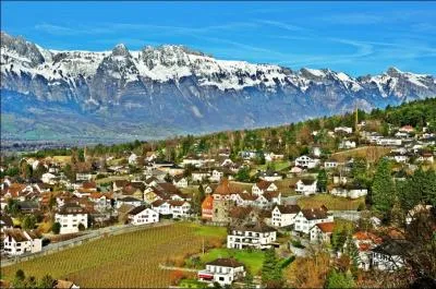 Quelle est la capitale du Liechtenstein, peuple par  peine plus de 5 000 habitants et clbre pour son chteau ?