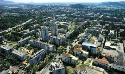 Quelle est la capitale du Montngro, ville qui compte pour le tiers de la population ?