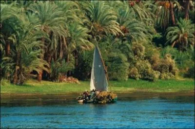 Mais ne voil-t-il pas qu'aujourd'hui, des bateaux (... ... . ) dans nos flots (... ... . . ) un noir d'encre (... ... . . ).