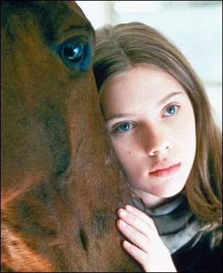Quelle jeune actrice s'est fait remarquer pour la premire fois dans  L'Homme qui murmurait  l'oreille des chevaux  en incarnant une jeune fille victime d'un grave accident d'quitation ?