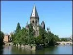 Sur la pointe de l'le du Petit-Saulcy, le Temple neuf contraste avec le classicisme des btiments alentours. C'est l'effet recherch par Guillaume II. O est ce temple ?