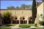 Où se situe l'abbaye de Valmagne, fondée au XIIe siècle, prospère grâce à son vignoble, endommagée par la Guerre de 100 ans et les guerres de Religion qui font rage dans la région ?