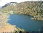 C'est un lac modeste, 17 ha, de Franche-Comt enserr par la fort et qui offre de trs beaux paysages surtout depuis le belvdre. C'est ...