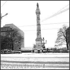 Laquelle de ces colonnes est un monument que vous situeriez en Italie ? La. .