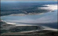 Le lac Eyre est un grand lac sal situ  +/- 13 mtres en dessous du niveau de la mer. O se trouve-t-il ?