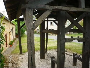Dispositif très utile, autrefois employé par le maréchal-ferrant, et aujourd'hui parfaitement restauré.