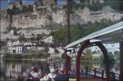 Offrez-vous la vallée des châteaux de la Dordogne dans une ... , réplique de l'une d'entre elles du 18e siècle.