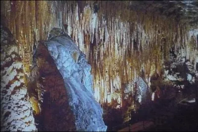 On l'appelle poétiquement la Cathédrale de cristal.