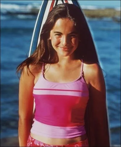 Quelle jeune actrice, qui tiendra plus tard le rle principal de  10 000 , est l'hrone du tlfilm  Les Filles de l'ocan , dans lequel elle est une petite surfeuse mrite ?