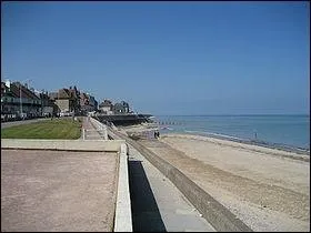Au bord de quelle mer est situe la commune de Lion-sur-Mer ?